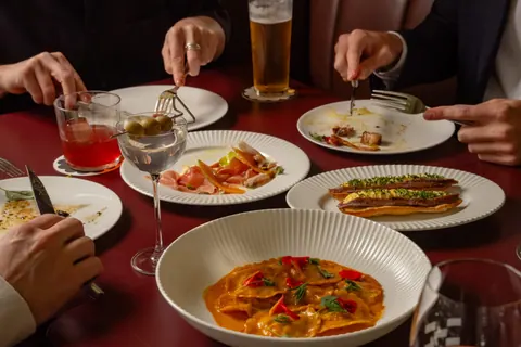 Bistro George官网菜品与用餐场景照片