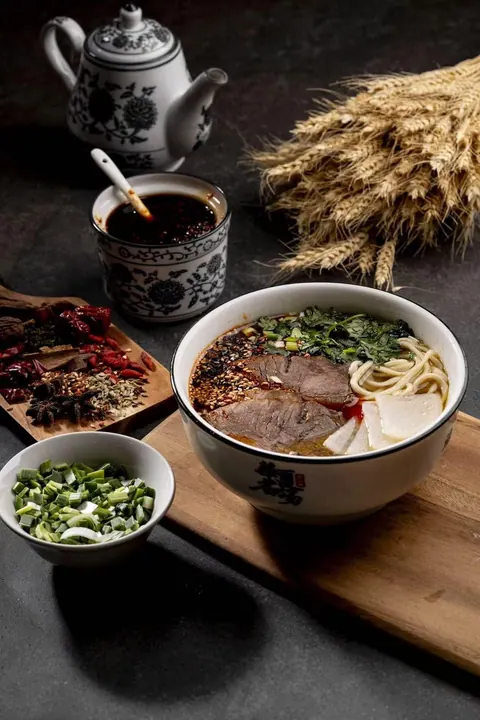 一碗兰州牛肉面，配辣椒油和葱花