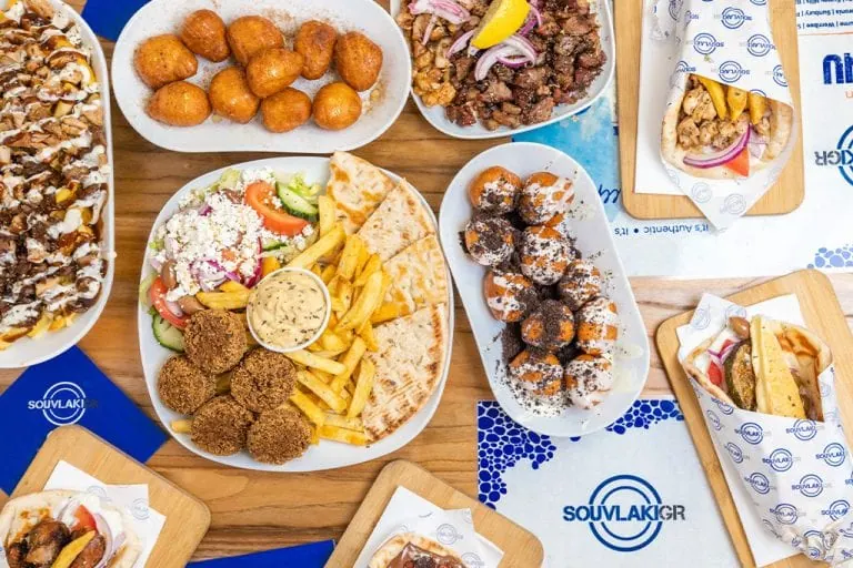 Souvlaki GR官方菜品組合圖，展示烤肉卷、薯條、分享餐及甜點