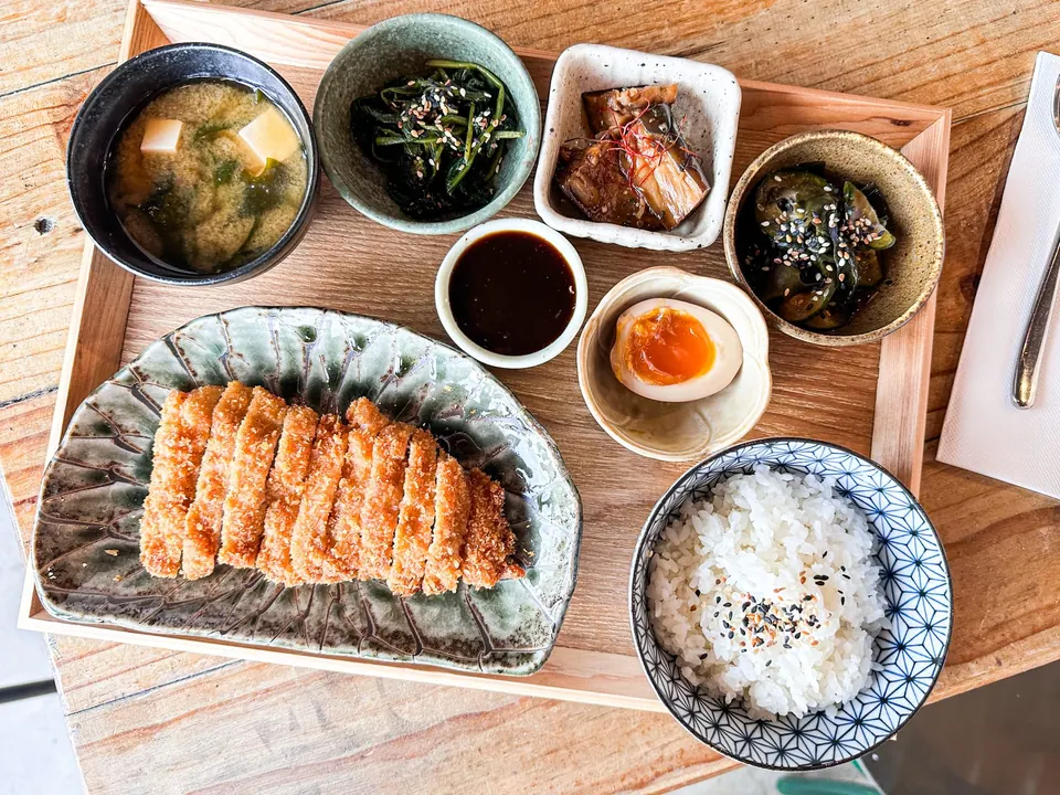 Baba Sus官网Chicken Katsu Set日式炸鸡排定食图。