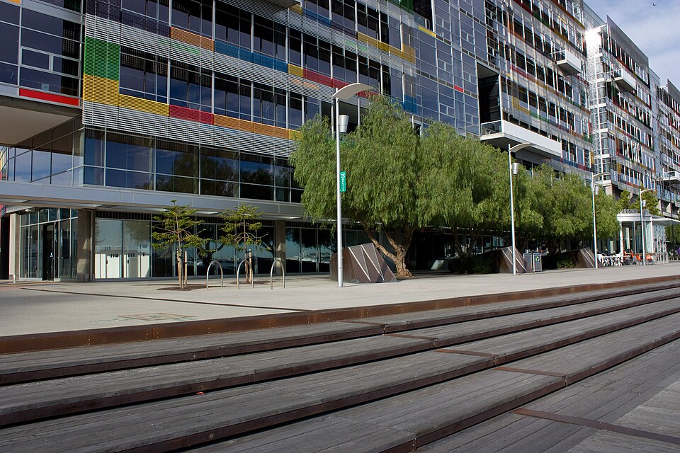 资料图:墨尔本Docklands的Victoria Harbour海滨步道(2010年摄)