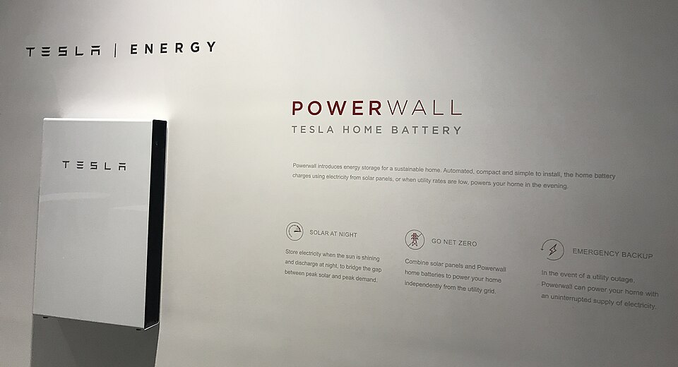 资料图:Tesla Powerwall 2家用储能电池(2020年摄,非本文涉及住户)