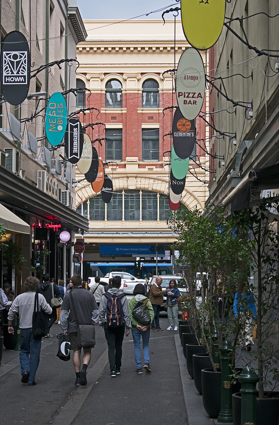 资料图:墨尔本市中心Degraves Street的小店和咖啡馆(2024年摄)
