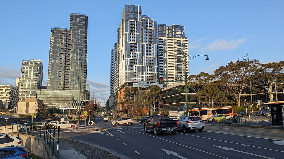 资料图:Box Hill中心区Whitehorse Road与Elgar Road路口一带的楼宇(2024年摄,非案发现场)