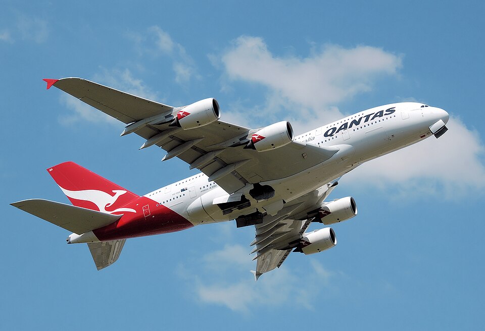 资料图:澳航A380客机从伦敦希思罗机场起飞(2009年摄)
