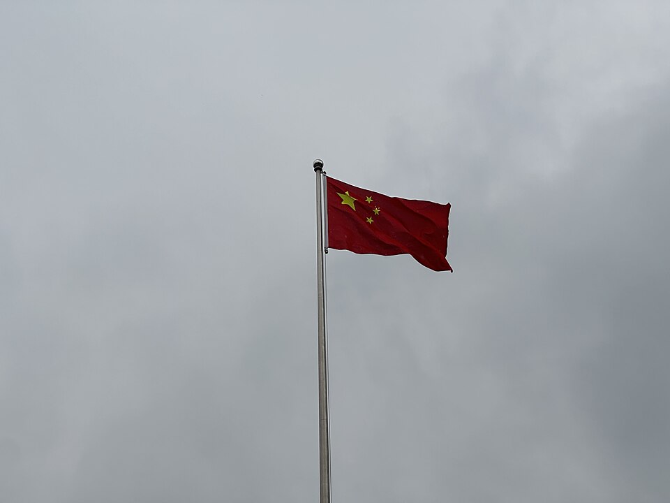 资料图:中国国旗实拍(2025年4月12日),非本案现场。
