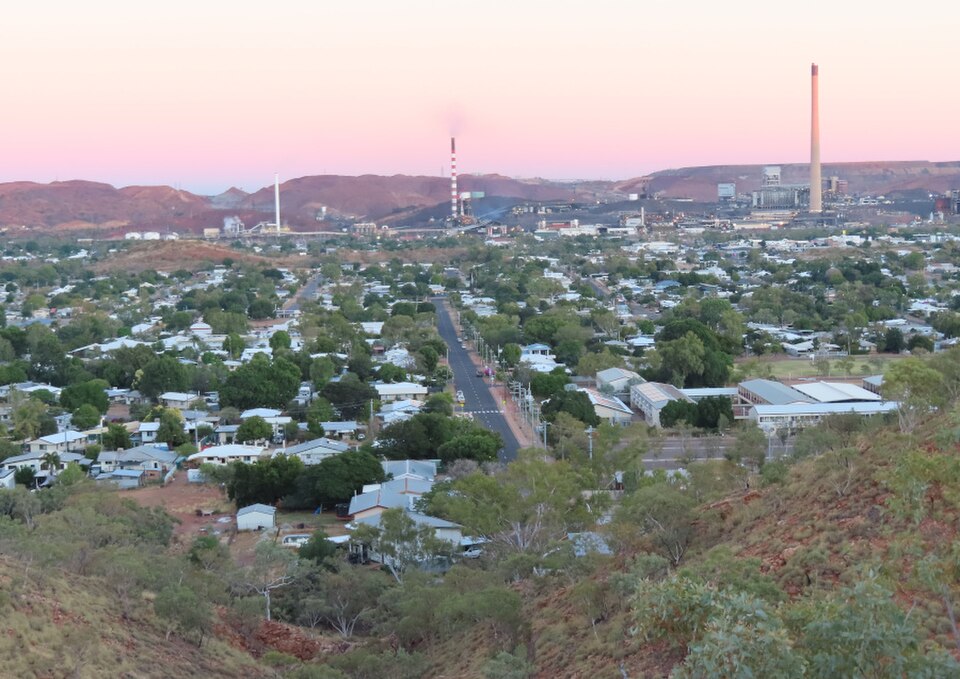 资料图:群山环绕的昆州西北矿业城市Mount Isa(2021年摄)