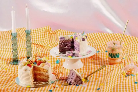 Miilk Cake Studio的多款分层蛋糕摆在黄色格纹桌布上