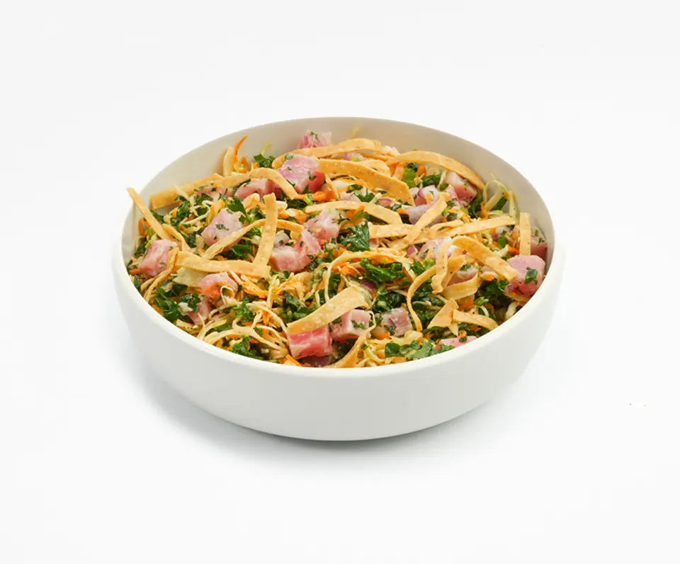 Fonda 官网 Pacifico 金枪鱼碗照片，蔬菜上铺有金枪鱼与脆玉米饼条