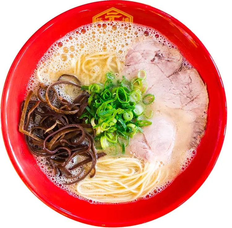 博多元助官網招牌豚骨拉麵，紅碗中配有叉燒、木耳與蔥花